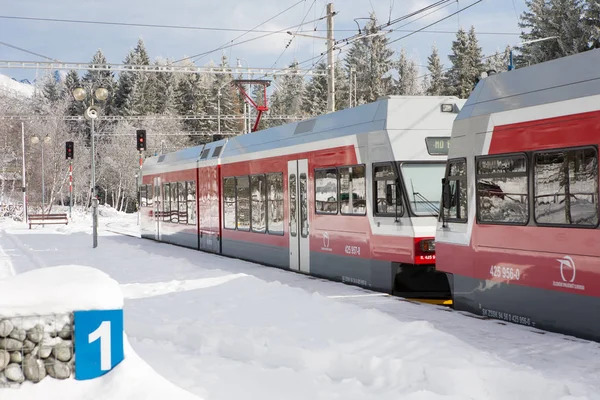 STRBSKE PLESO, SLOVAKIA - NOVEMBER 1, 2017: Modern electric trai — Stock Photo, Image