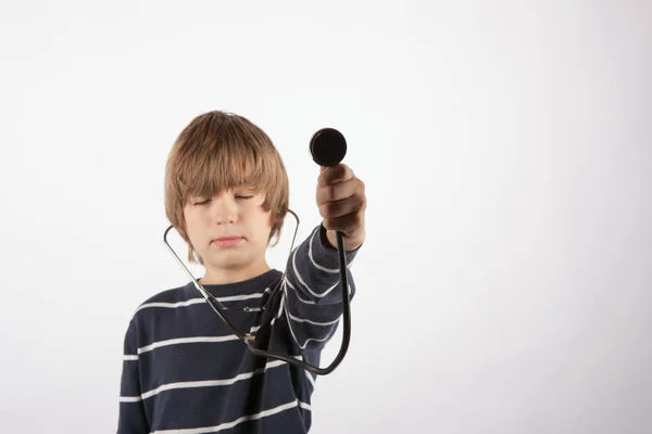 Een Jongen Met Een Stethoscoop Gericht Hand — Stockfoto