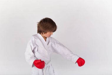 Kimono ve kırmızı boks eldiven giymiş ve egzersiz karate Kid'i