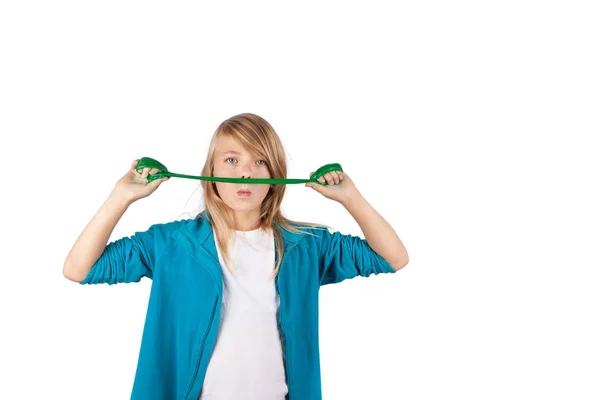 Grappig Meisje Stretching Een Groene Slime Voor Haar Gezicht Geïsoleerd — Stockfoto