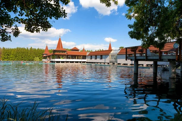 Lac Heviz et spa encadrés par un feuillage vert en Hongrie — Photo