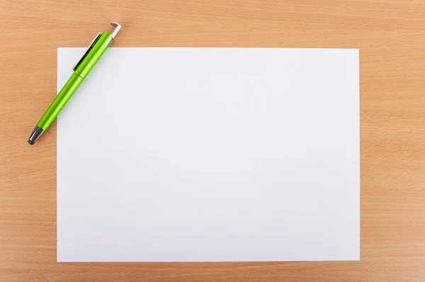 Folha Papel Branco Branca Com Uma Caneta Uma Mesa Madeira — Fotografia de Stock