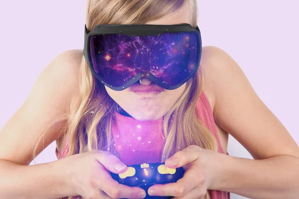 VR sanal gerçeklik gözlük ve bir c kullanarak uzay oyunu oynayan kız — Stok fotoğraf
