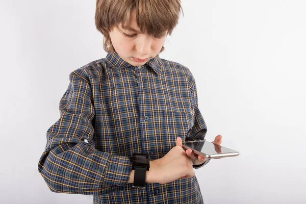 Jongen zijn slimme horloge met een smartphone koppeling — Stockfoto