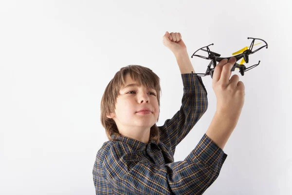 Мальчик держит дрон — стоковое фото