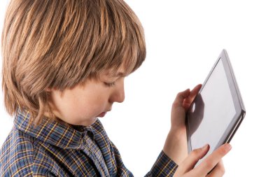 Boş ekran ile bir tablet pc aygıtı tutan genç çocuk. Beyaz arka plan üzerinde izole.