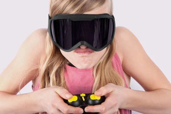 Chica jugando VR juego usando gafas de realidad virtual y un control —  Fotos de Stock