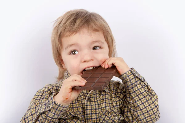 Schattig baby eten van chocolade — Stockfoto