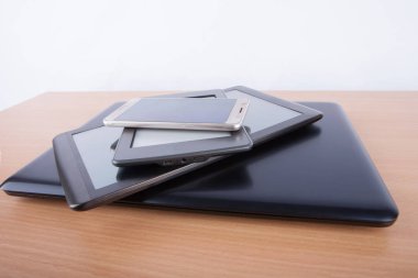 Lots-in defter, tablet, ebook elektronik becerikli alet bir tablo- 