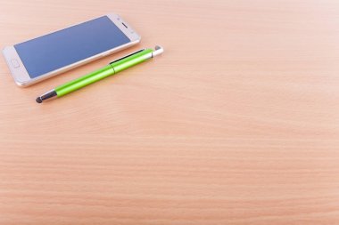 Smartphone ve bir kalemle bir büyük boş ofis Resepsiyon alanı