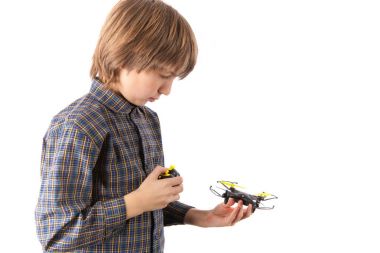 Çocuk onun dron uzaktan kumandayla eşleştirme. Beyaz izole
