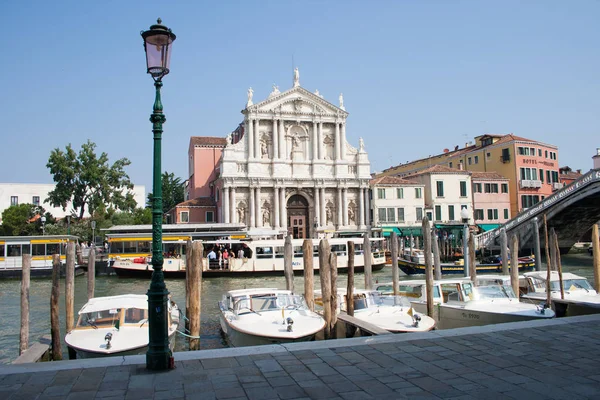 Venedig, Italien - juli 2009: Street detalj vid Rialtobron med m — Stockfoto