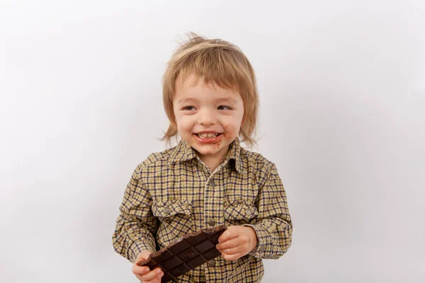 Bebê feliz comer chocolate — Fotografia de Stock