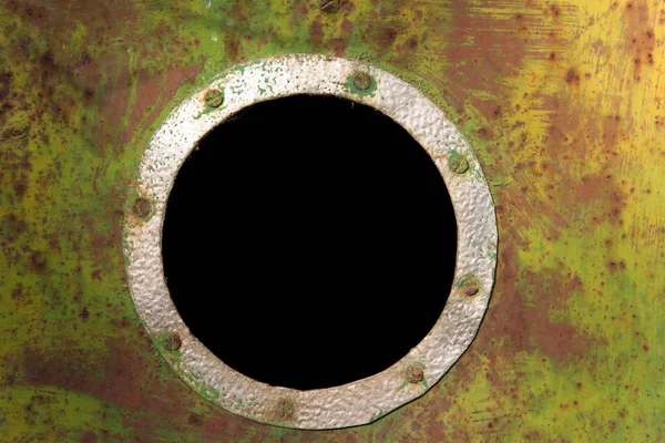 Buntes rostiges Stahlblech mit einem Fenster mit schwarzem Loch — Stockfoto