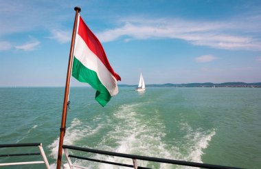 Macaristan Macar bayraklı bir gemi güverte Balaton Gölü.