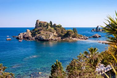 Isola Bella Island beach, gezi tekneleri ve banyo ile