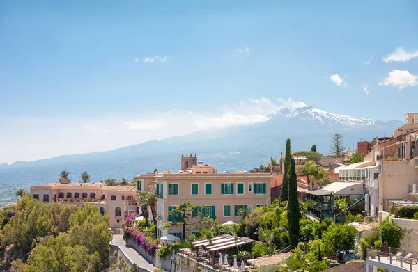 Taormina och vulkanen Etna från city park, i Sicilien, Italien — Stockfoto