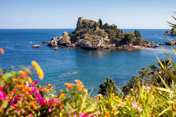 Isola Bella e spiaggia con fiori sfocati in riva al mare — Foto Stock