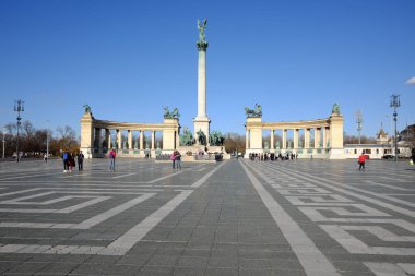 Budapeşte, Macaristan, 12 Mart 2018: Turist kahramanlar Meydanı (Ho