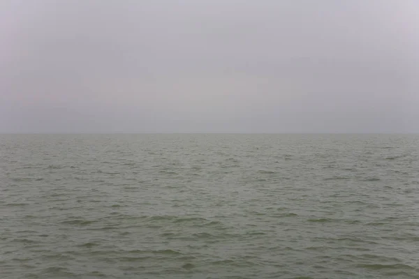Погана погода над озером з сірим і безхарактерним небом. Спліт — стокове фото