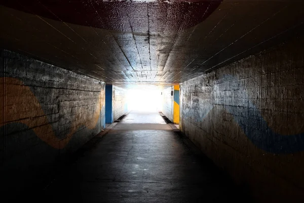 Licht am Ende der Unterführung oder des Tunnels - das Symbol der Nähe — Stockfoto