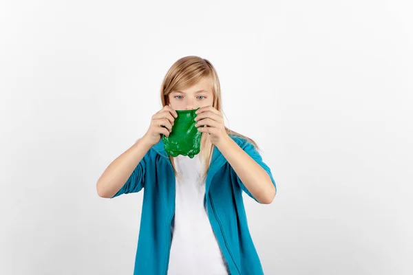 Girl playing with homemade green slime — Stock Photo, Image