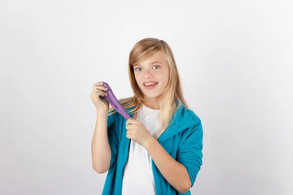 Veselá dívka pózuje její ruční fialovým slizem — Stock fotografie