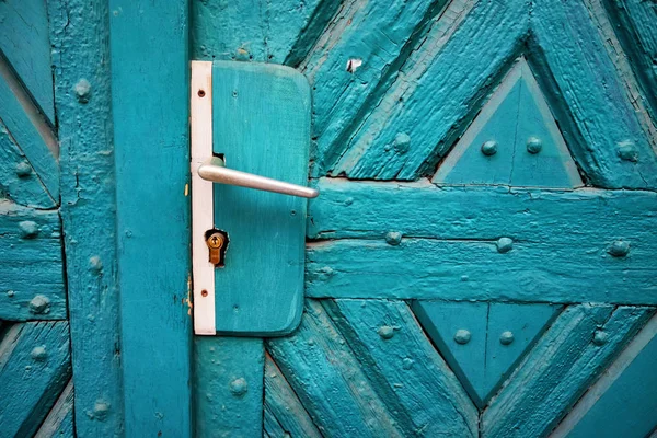 Vintage blau lackierte Holztür mit Türgriff Detail — Stockfoto