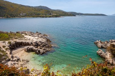 Kassiopi: Korfu, Yunanistan güzel kayalık plaj