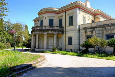 Mon Repos Palace wit Corfu town, Yunanistan onun parkta