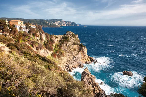 Vista panorámica de la bahía con el monasterio y el mar en Pale —  Fotos de Stock