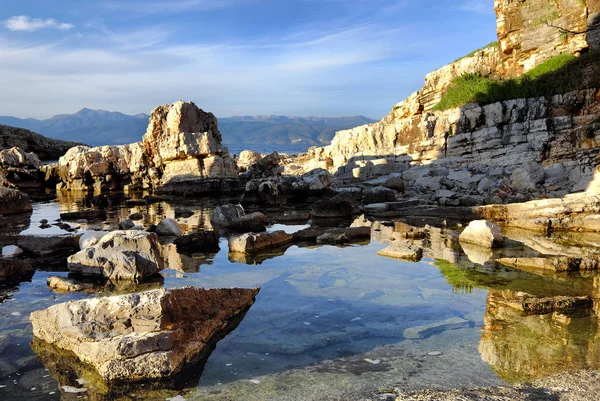 Nice скелі в селі Кассіопі beach Керкіра, Греція — стокове фото