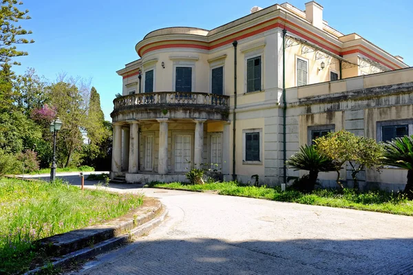 Mon Repos Palace vtipu svůj park ve městě Korfu, Řecko — Stock fotografie