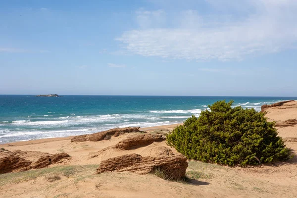 Playa de mar en el lago Corission Lagoon con areniscas en Corfú — Foto de Stock