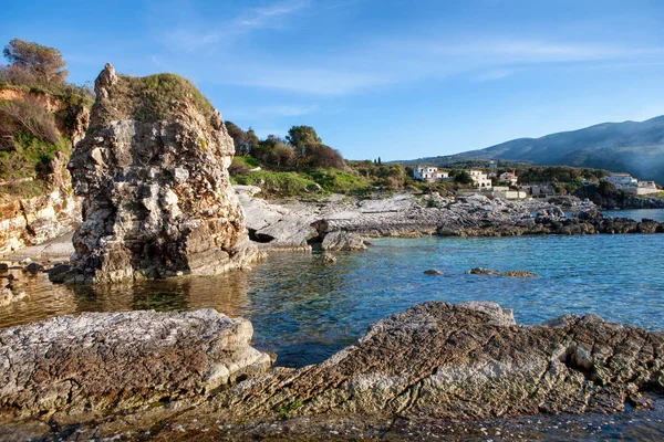 位于希腊科孚的 Kassiopi 尼斯岩石海滩 — 图库照片