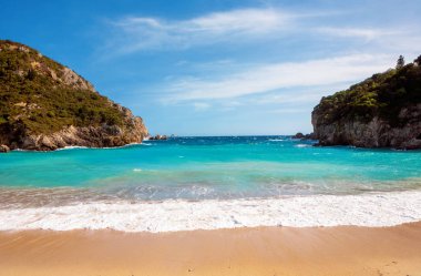 Uçurumlar, Paleokastritsa: Korfu, Yunanistan ile güzel kumlu plaj