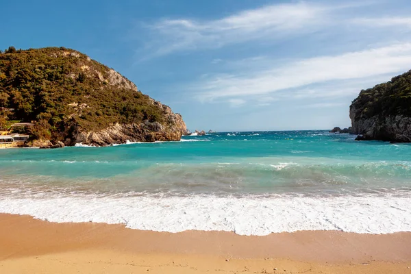 Hermosa playa de arena en una bahía en Paleokastritsa en Corfú, Grecia — Foto de Stock