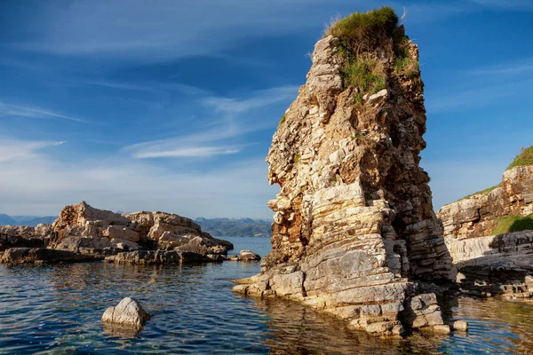 Belle scogliere sulla spiaggia di Kassiopi a Corfù, Grecia — Foto Stock