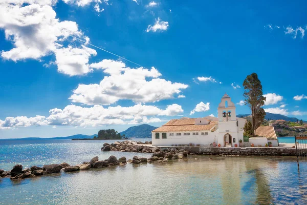 De kerk van Panagia Vlacherna met een mooie cloudscape in Corfu — Stockfoto