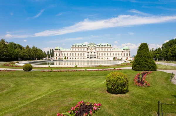 Slottet Belvedere med sin park i Wien, Österrike — Stockfoto