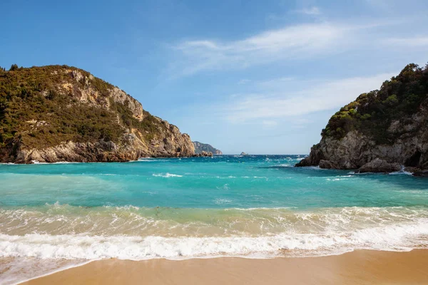 Hermosa playa de color turquesa en una bahía en Paleokastritsa en Corfú, G — Foto de Stock