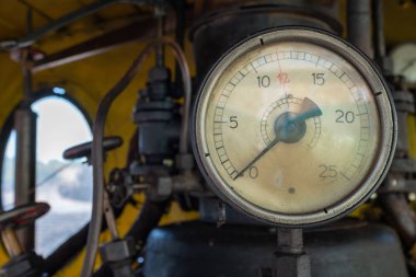 Eski bir buhar makinesinin klasik basınç göstergesi
