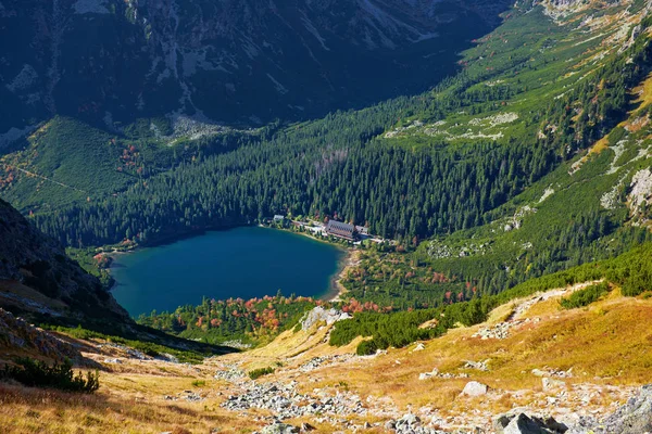 Jezioro Popradzkie w kolorach jesiennych ze szlaku turystycznego Góry Ostrwy — Zdjęcie stockowe