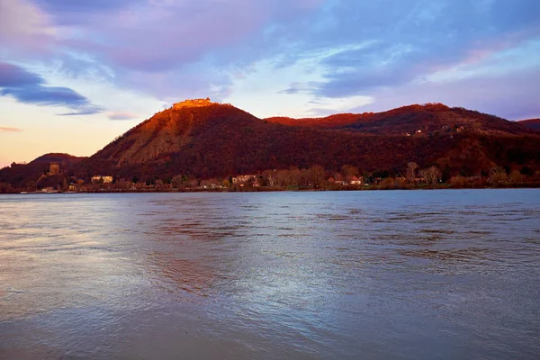 Pôr do sol sobre o castelo medieval de Visegrad na curva de Danúbio com dentro — Fotografia de Stock