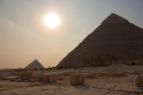 Giza 'nın Mısır' daki büyük piramitlerinin resmi.