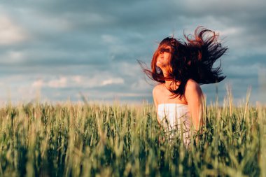 Kız başını sallıyor.