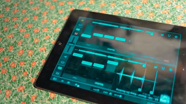 Fiatal ember hallgatja kedvenc zenéit a tabletta — Stock videók