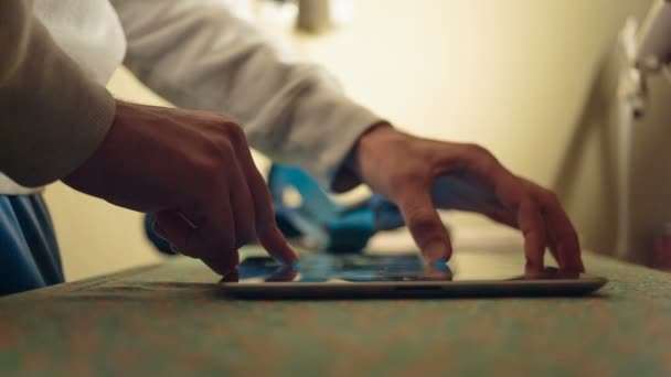 Hombre joven escuchando su música favorita en la tableta — Vídeos de Stock