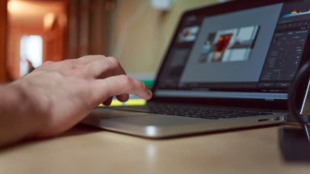 Чоловік працює в ноутбуці — стокове відео