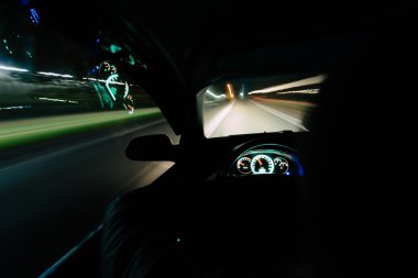 mujer rubia de sanset.